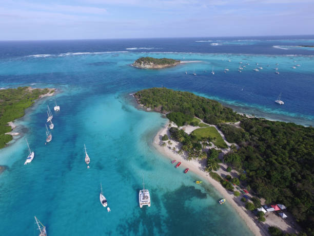 Sky View - Tobago Cays Sky View - Tobago Cays - Saint-Vincent et les Grenadines tobago cays stock pictures, royalty-free photos & images