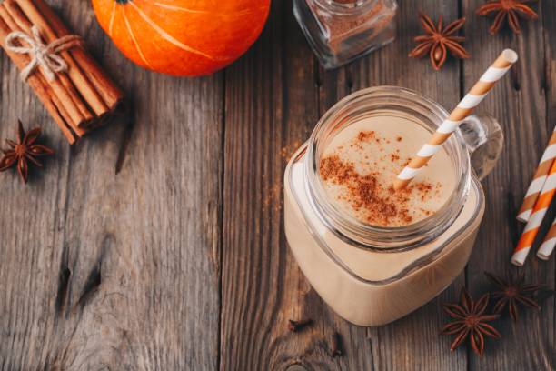 тыквенный пирог смузи с корицей в банке каменщика - coffee pumpkin latté autumn стоковые фото и изображения
