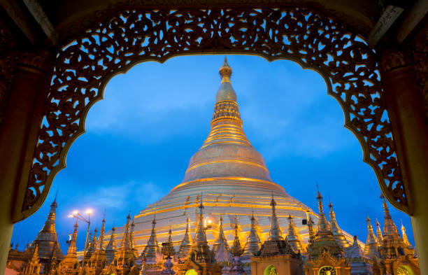 pagode de shwedagon - shwedagon pagoda yangon sunset pagoda - fotografias e filmes do acervo