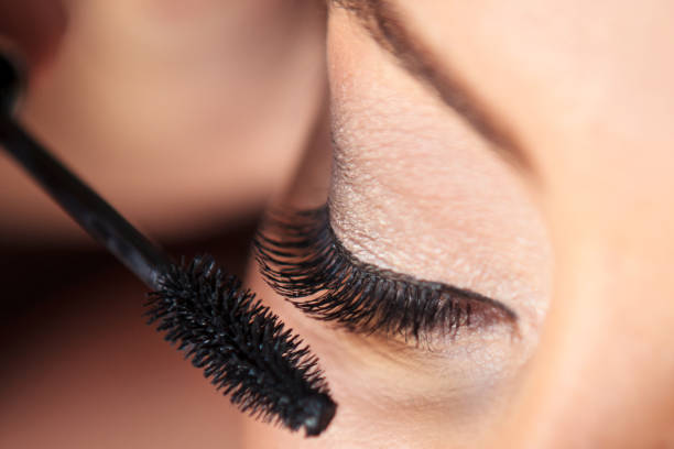 eine frau bei der anwendung von mascara - hair care beauty caucasian preparation stock-fotos und bilder