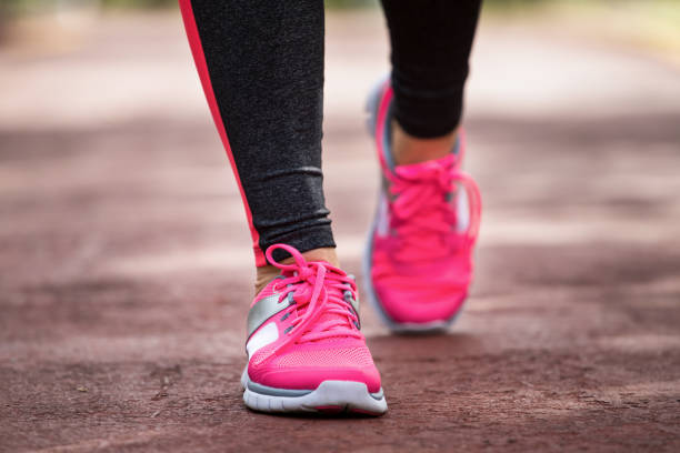 fitness donna jogging - at the foot of the cross foto e immagini stock