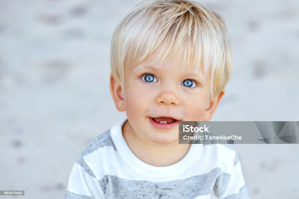 Netter Junge mit blonden Haaren - Lizenzfrei Blondes Haar Stock-Foto