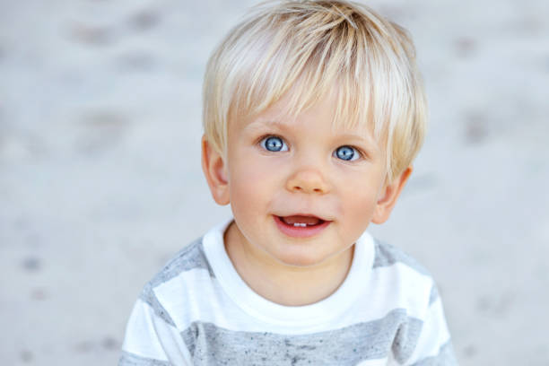 chico guapo con pelo rubio - ojos azules fotografías e imágenes de stock