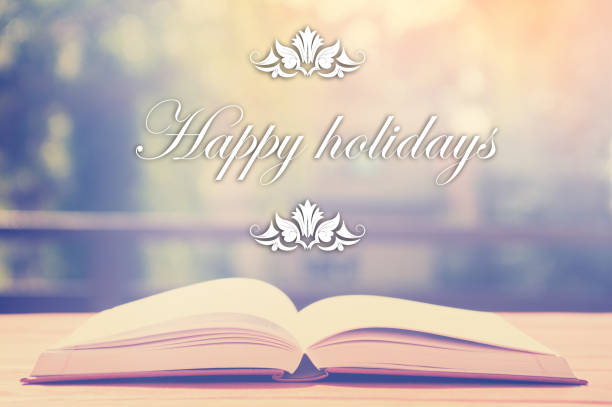 Cтоковое фото Эпиграф над открытой книгой с элегантным орнаментом - Счастливые праздники - Позитивная концепция мышления - мотивирующая набор