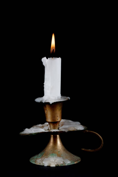 파라핀 촛불 레코딩 및 오래 된 촛대 검은 배경에 고립 - candlestick holder single object zen like decoration 뉴스 사진 이미지