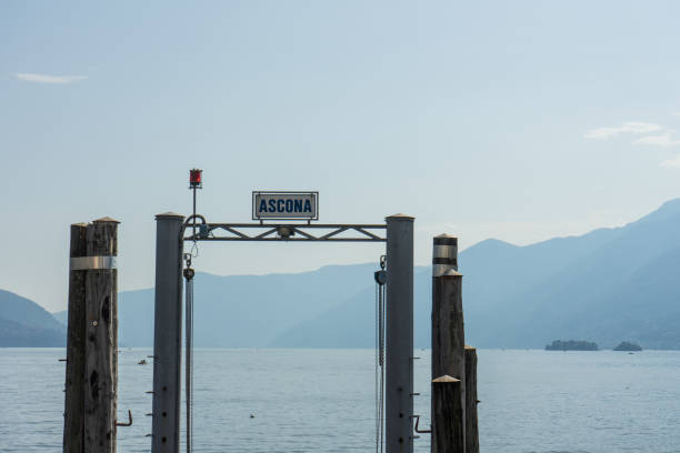 segnale porto ascona con lago e vista sulle montagne e cielo nuvoloso - ticino canton immagine foto e immagini stock