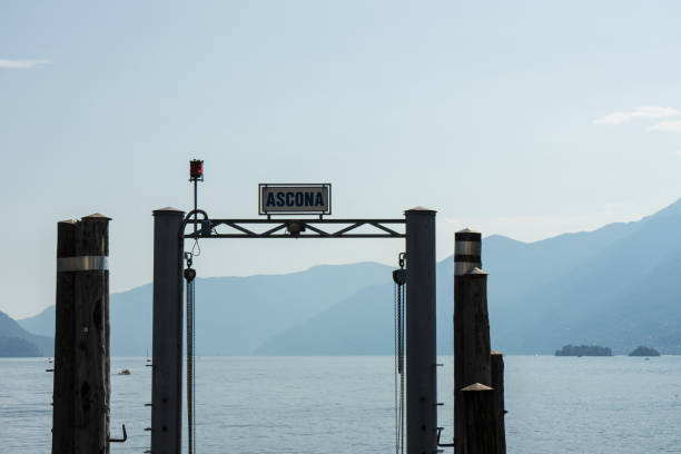 segnale porto ascona con lago e vista sulle montagne e cielo nuvoloso - ticino canton immagine foto e immagini stock