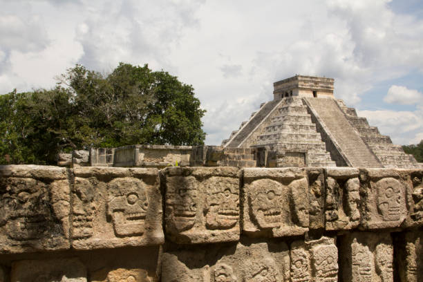 chichen itza el castillo kukuklan temple,acient culture,messico - tzompantli foto e immagini stock