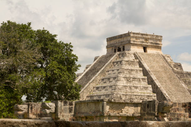 chichen itza el castillo kukuklan temple,acient culture,messico - tzompantli foto e immagini stock