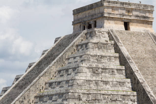 chichen itza el castillo kukuklan temple,acient culture,messico - tzompantli foto e immagini stock