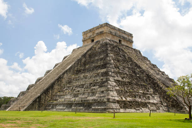 chichen itza el castillo kukuklan temple,acient culture,messico - tzompantli foto e immagini stock