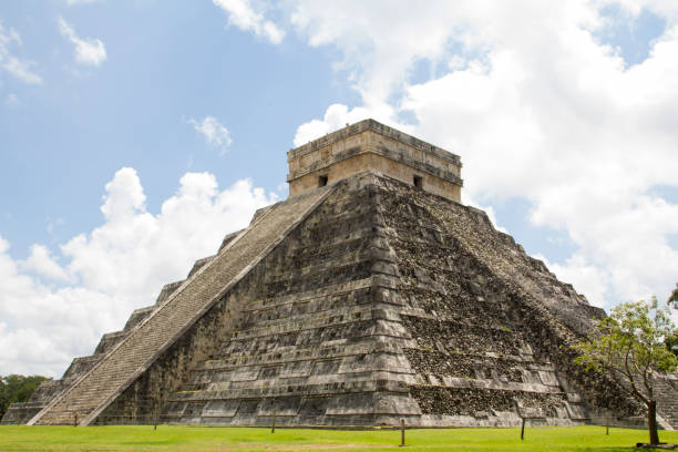 chichen itza el castillo kukuklan temple,acient culture,messico - tzompantli foto e immagini stock