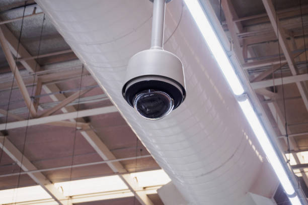 telecamera cctv in supermercato - dome camera security system security foto e immagini stock