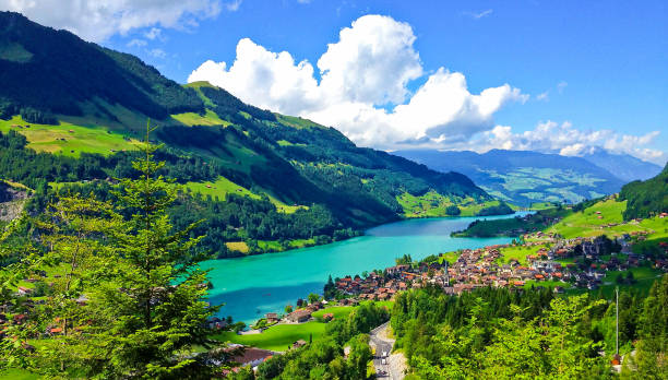 schweizer landschaft vom zug fahrt fensteransicht, malerische bild wie ein gemälde von lungern dorf und see an einem schönen sommertag, lungern, schweiz, europa. - brienz mountain landscape lake stock-fotos und bilder