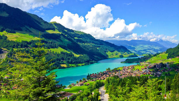 paysages suisses ruraux de train ride vue de la fenêtre, photo pittoresque comme une peinture de lungern village et le lac en une journée d’été belle, lungern, suisse, europe. - interlaken photos et images de collection