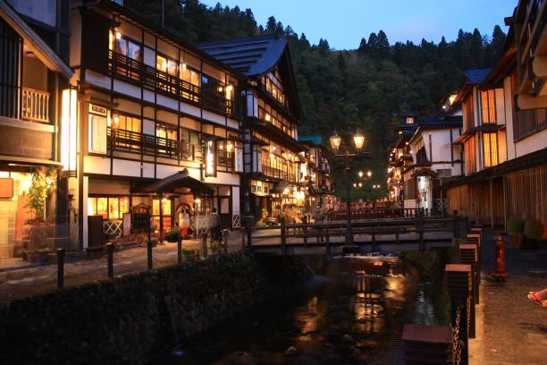 山形県の日本語オールド ホテル (銀山温泉) - 湧水 ストックフォトと画像