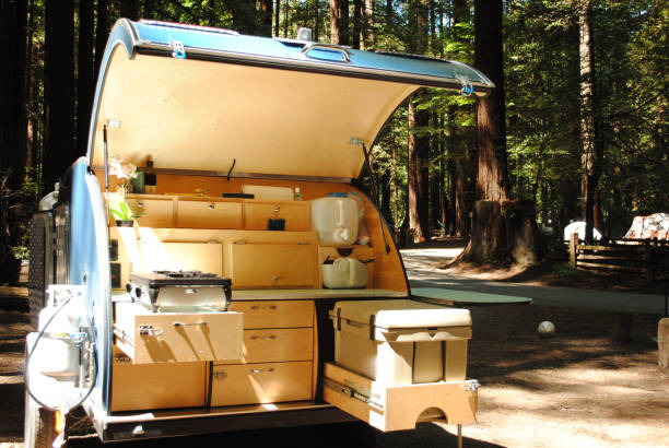 kuchnia przyczepy łzy na kempingu w redwood forest - tear drop camper zdjęcia i obrazy z banku zdjęć