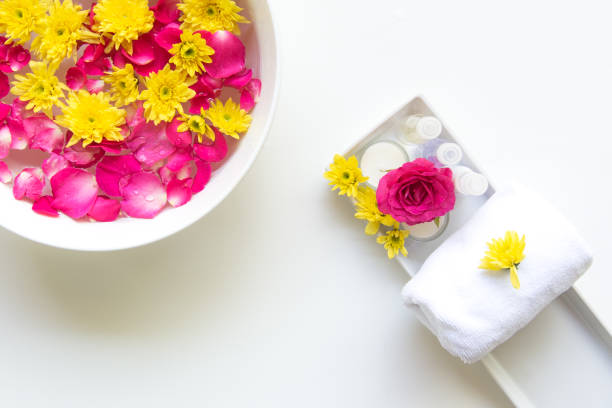 スパをベッドの上の花と香り療法リラックスのためのタイの設定と健康ケア。 健康の概念 - alternative therapy aromatherapy spa treatment candle ストックフォトと画像