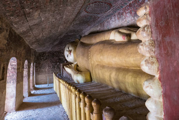 antiga reclinação estátua de buda, hpo win daung, monywa, myanmar (birmânia) - ancient architecture buddhism burmese culture - fotografias e filmes do acervo