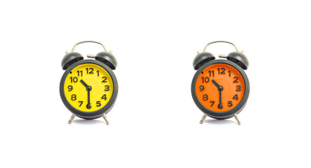 クローズ アップ黄色の目覚まし時計と飾り用のオレンジ色の目覚まし時計表示、10:30 または 10:30 白背景に分離 - number 10 oclock clock orange ストックフォトと画像