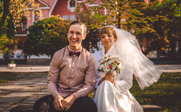 śmiejąc się młody narzeczeni. piękny jesienny ślub - couple love old fashioned traditional culture zdjęcia i obrazy z banku zdjęć