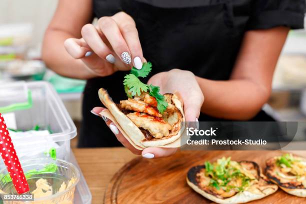 Mani Di Venditori Ambulante Che Fanno Taco Allaperto - Fotografie stock e altre immagini di Taco