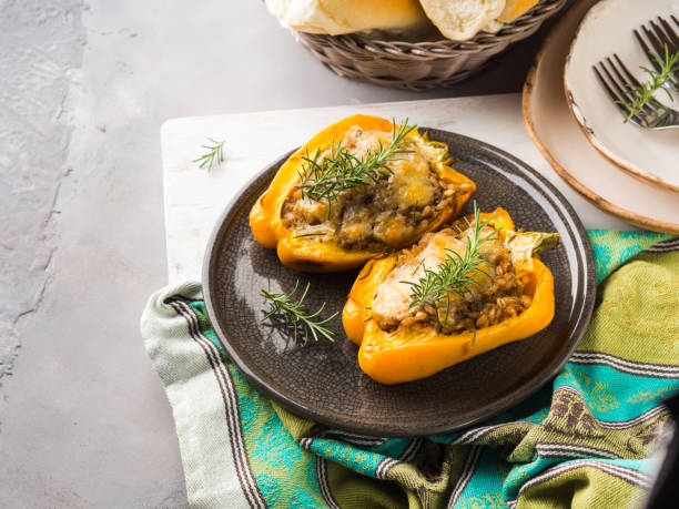 pimentão recheado com carne e cevada - stuffed stuffed pepper pepper bell pepper - fotografias e filmes do acervo