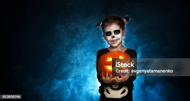 Esqueleto De Magia Con Calabaza Niña En Traje Para Halloween Foto de stock y más banco de imágenes de Halloween