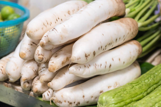 Ravanelli daikon biologici freschi. - foto stock