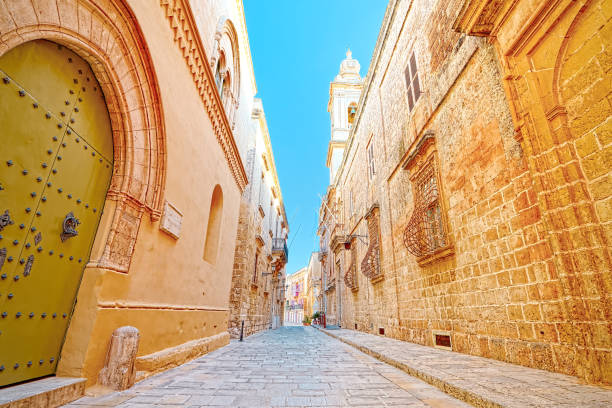 vicolo caratteristico di ir-rabat, gozo, malta - rabat gozo foto e immagini stock