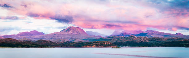 scozia luce tramonto illumina torridon wester ross cime montuose highlands - torridon foto e immagini stock