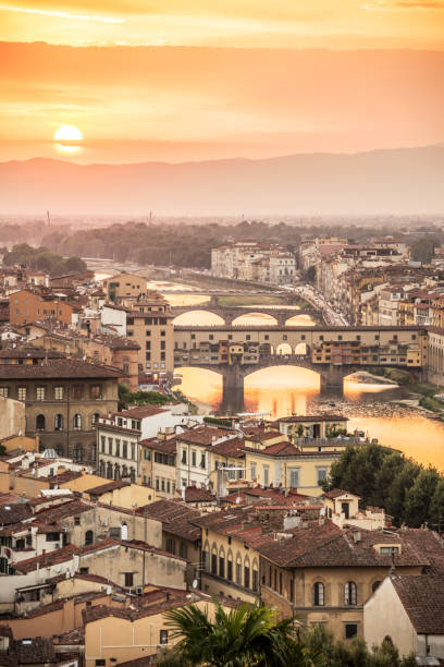 vista aérea de florencia al atardecer con el ponte vecchio y el río arno, toscana, italia - florence italy italy bridge international landmark fotografías e imágenes de stock