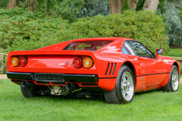 суперкар ferrari 288 gto 1980-х годов в красном ferrari - group b стоковые фото и изображения