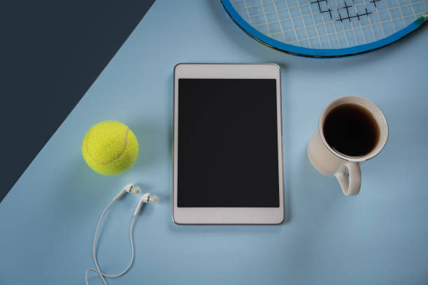 テニス ・ ボール、デジタル タブレットによるラケットのハイアングル - tennis ball audio ストックフォトと画像