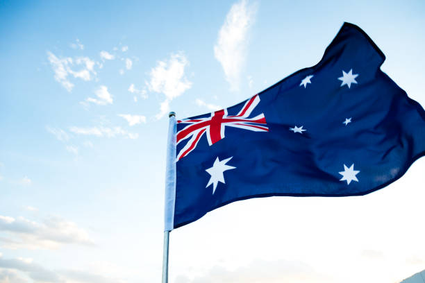 bandera agitando australia - australia australia day celebration flag fotografías e imágenes de stock