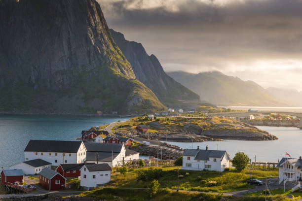 panoramiczny widok na lofotów w norwegii z zachodem słońca malownicze - christiania zdjęcia i obrazy z banku zdjęć