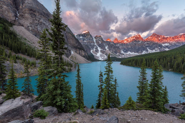 wunderschönen sonnenaufgang am moraine lake - landscape national park lake louise moraine lake stock-fotos und bilder