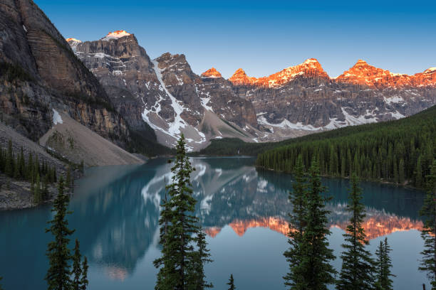 moraine lake bei sonnenaufgang in banff nationalpark, kanada - landscape national park lake louise moraine lake stock-fotos und bilder