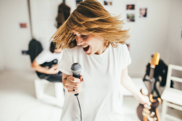 cantante silvestre - singer singing women microphone fotografías e imágenes de stock