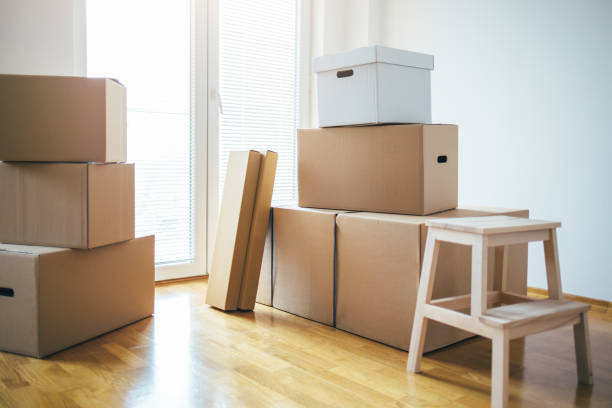 vers une nouvelle maison - packaging freight transportation box moving office photos et images de collection