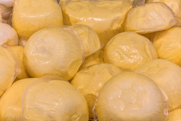 mantequilla fresca preparada para la venta en el mercado de agricultores - rayon fotografías e imágenes de stock