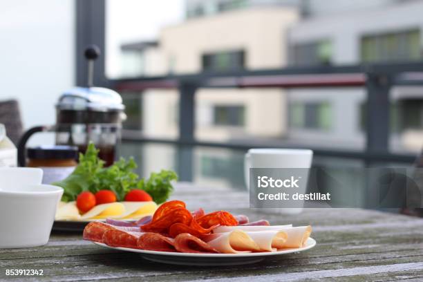 Desayuno Con Café Y Sandwich Foto de stock y más banco de imágenes de Balcón - Balcón, Café - Bebida, Aire libre