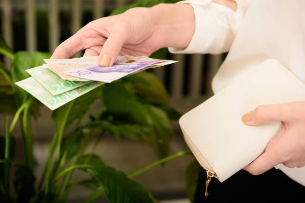 istock Woman paying with Swedish money (new kind) 853919518