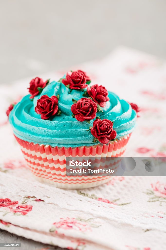 Cupcake Blu Decorato Con Finte Rose Rosse - Fotografie stock e altre  immagini di Artigianato - Artigianato, Blu, Cappellino per le feste - iStock