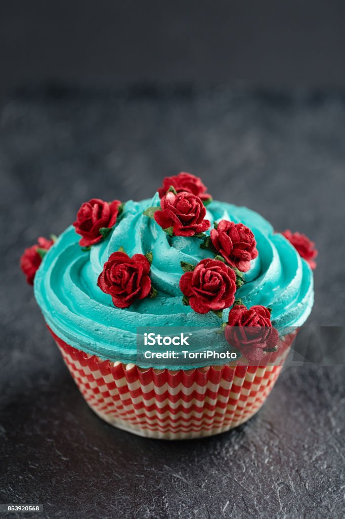 Foto de Cupcake Azul Com Falsas Rosas Vermelhas Em Fundo Preto e mais fotos  de stock de Aniversário - iStock
