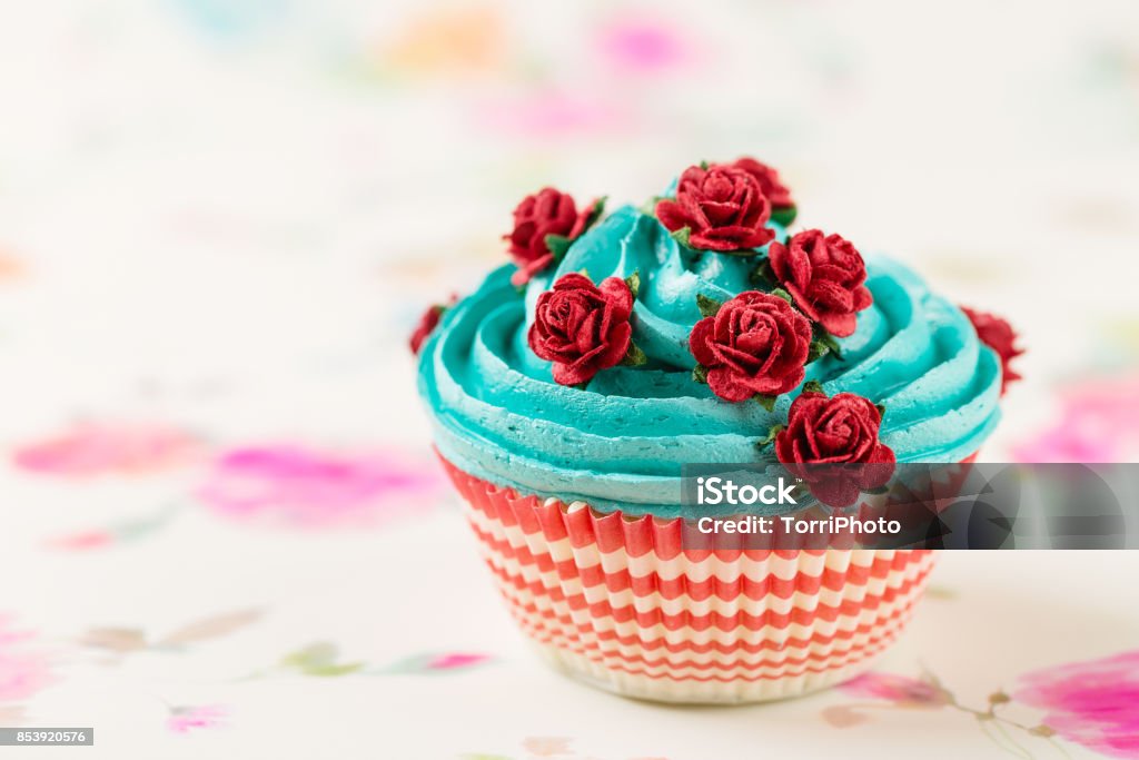 Foto de Cupcake Azul Decorado Com Rosas Vermelhas Falsas e mais fotos de  stock de Aniversário - Aniversário, Assar, Azul - iStock