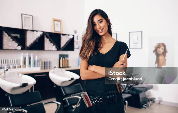 Weibliche Friseur Im Salon Stockfoto und mehr Bilder von Friseurberuf - Friseurberuf, Friseursalon, Schönheitssalon