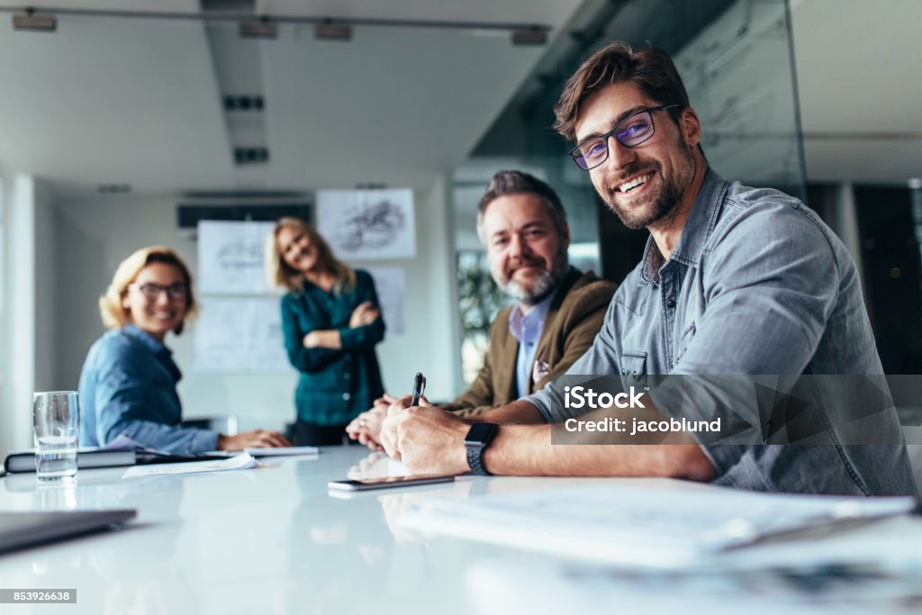 Glückliche Gruppe von Geschäftsleuten während der Präsentation - Lizenzfrei Geschäftsleben Stock-Foto
