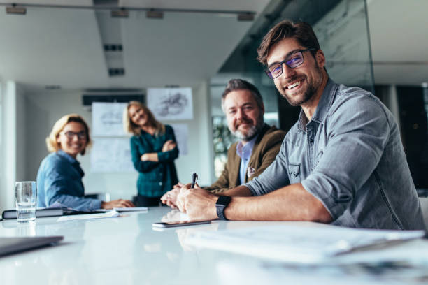 joyeux groupe de gens d’affaires au cours de la présentation - business meeting teamwork office happiness photos et images de collection