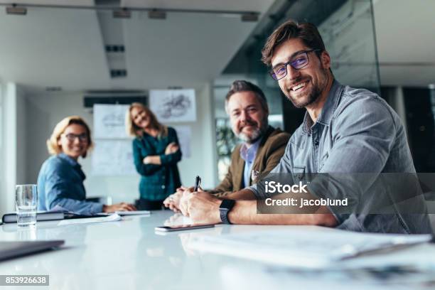 Foto de Feliz Grupo De Empresários Durante Apresentação e mais fotos de stock de Escritório - Escritório, Trabalho de Equipe, Negócios